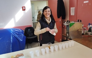 Préparation par notre Claudine de l'apéro offert par le club.
Un petit clin d'œil pour Claudine qui est toujours présente 👍Un grand merci à toi et aux personnes qui ont bossés pour la bonne réussite de ce concours.